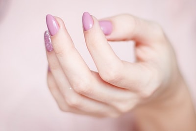 Jak ściągnąć hybrydę? Manicure w czasach kwarantanny